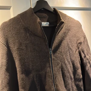Kashmir Zip Tröja, John Henric - Zip tröja i kashmir från John Henric, väldigt fint skick! Storlek: M Brun