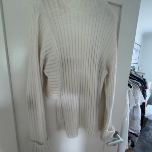 Vit ribbstickad tröja - • Använd väl men inga märken eller skavanker på den! • Tvättar den självklart innan frakt • jag är ca 172 cm och den går lite ner på rumpan, sedan har den en fin slits vid midjan - en väldigt fin detalj!