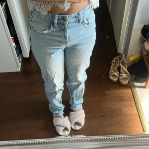 Ljusblå zara jeans - Jätte fina midwaist zara jeans. De är nytvättade därav ser de lite tajta ut, annars är de lite större