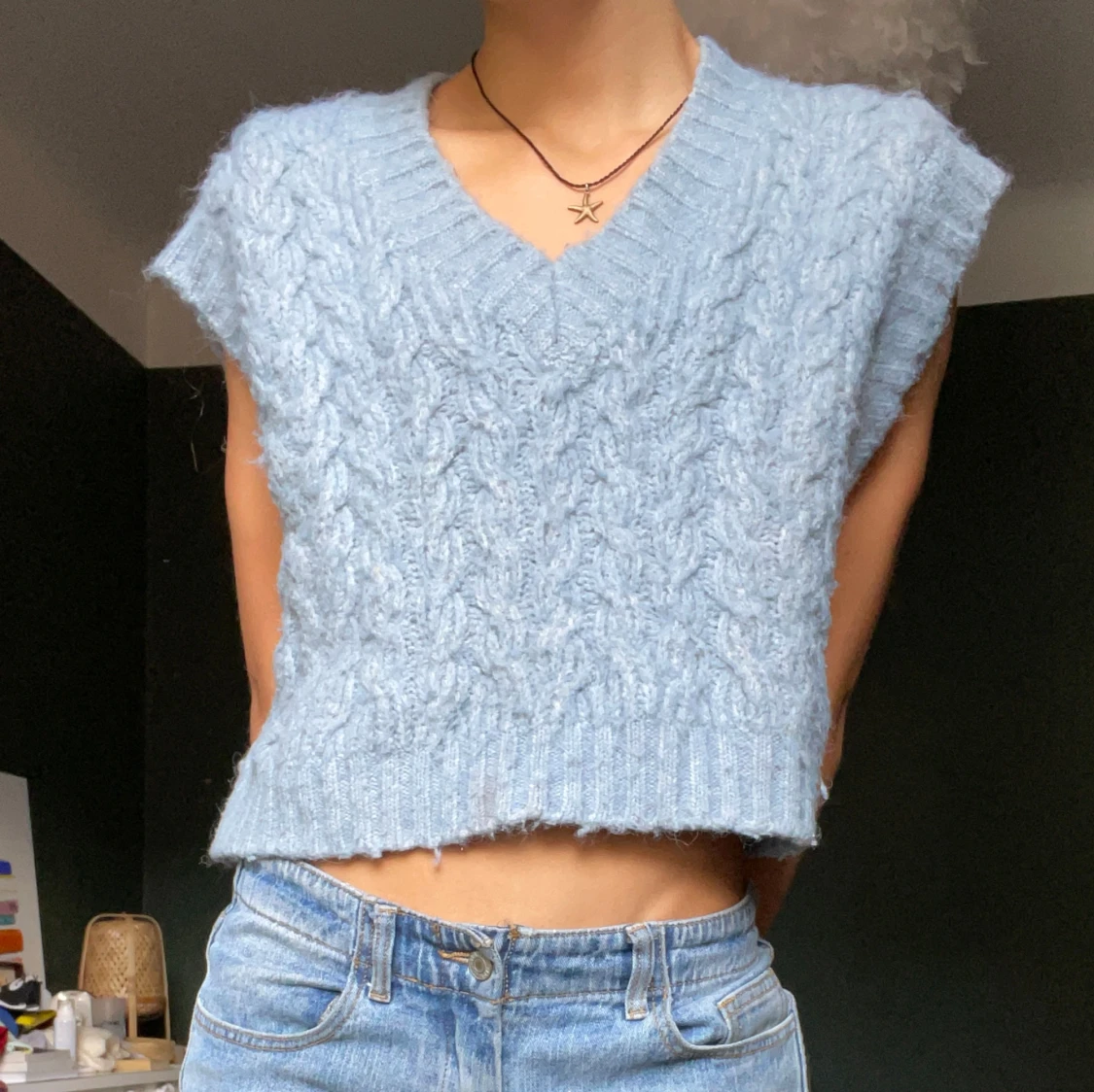 Ljusblå stickad väst - 90