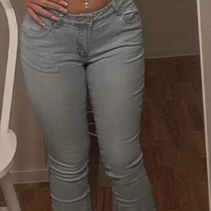 Lowwaist bootcut - Säljer dessa jätte fina jeans i strl 36/S dem är i nyskick. Från zara,säljer då jag växt ur dem.