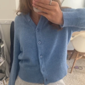 blå kofta - säljer denna blåa kofta då den aldrig kommit till användning. super skönt material, och sport gosig till hösten: ❤️