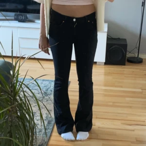 Svarta lågmidjade jeans - .