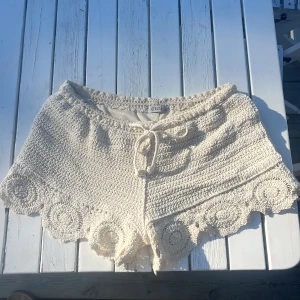 Virkade shorts - Supersöta virkade shorts, köpta i Grekland. Står storlek L/XL men är väldigt små i storleken, skulle säga att de passar S/M. Knappt använda, som nya💞