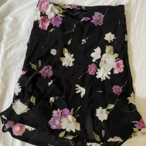 Blommig kjol - Söt blommig kjol köpt secondhand, passar xs-s ungefär! 💕