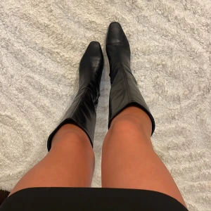 Boots - Från zign. 4,5cm klack. Använda Max 5 gånger. Köpta för 1 600 kr. Superfint skick! 🥰