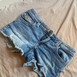 Gina tricot short - Säljer mina jätte snygga gina shorts pga att de inte passar! Inga defekter(använt de 1 gång)❤️pris kan diskuteras❤️