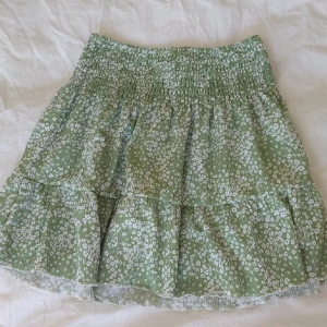 Gina tricot kjol - Gina tricot kjol som är grön i storlek XS ❤️