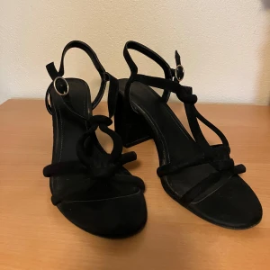 Sandaler  - Svarta sandaler/klackskor storlek 40. Sparsamt använda. 