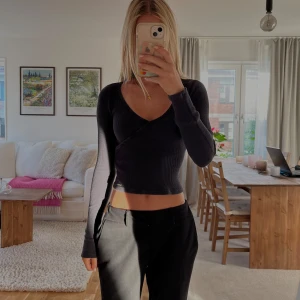 Söt tröja från Hollister! - En jättefin långärmad tröja från Hollister. Storlek XS!💅🏻