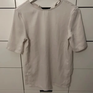 Topp - Topp från hm, ”finare” t-shirt, sidenliknande material 