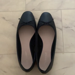 Ballerina skor  - Säljer dessa jätte fina ballerina skor använda en gång då jag köpt fel storlek. Jätte fina å passar till allt! Perfket skick 