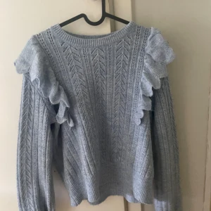 Stickad tröja  - Blå tröja i ganska bra skick, använd men i bra skick. 