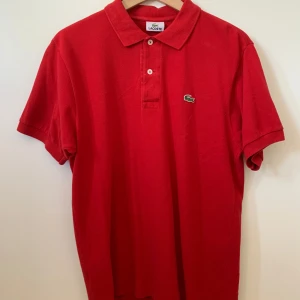 Lacoste röd piké  - En använd lakoste piké i röd färg. Nypris är 840 men denna är i ganska bra skick, inga synliga defekter. Storleken är M men den passar för både L och S. Priset kan diskuteras vanligtvis!