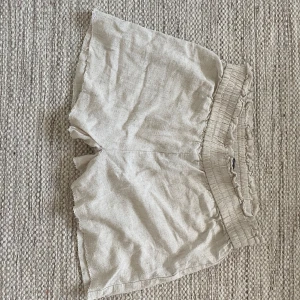Lågmidjade linne shorts - Lågmidjade beiga linne shorts som jag själv har sytt om!🫶🏼