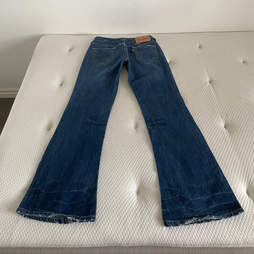 Vintage Levis 927 jeans. Storlek w28 l34. Låg midja och utsvängda ben, typiska 2000-talsjeans. Stora sömmar som påminner mig om True Religion jeans. Midjemåttet är ungefär 78 cm och innerbensmåttet är ungefär 85 cm. Fint skick, se bilderna. . Jeans & Byxor.