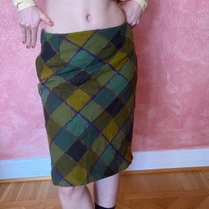 kjol - Supercool sexig underbar kjol👍den e typ 3D som man kan se på sista bilden. Snabb affär prioriteras! Hon på bilden är 160 cm och en xs/s men passar mig, en M.