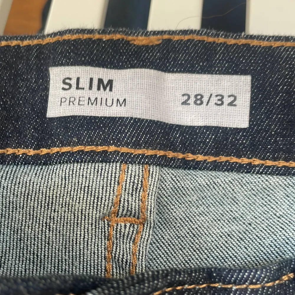 Säljer dessa mörkblåa dressmann jeans som jag nästan aldrig använt slim fit w28 L30, nypris runt 800kr säljer för 299kr. Jeans & Byxor.