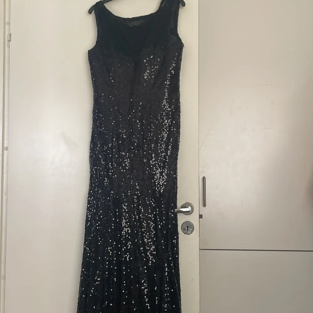 Svart klänning med svart glitter detalj. Klänningar.