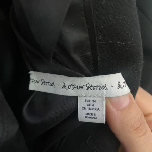 Höst/vår kappa från & other stories💕 - En kappa i ull och alpacka med en avslappnad passform och knytskärp i midjan.  💕 Använd ca 2 ggr men den är i bra skick och fin som ny🥰 Orginalpris: 2500 som fortfarande går att köpa i butik/online  Säljer för: 799💕 kontakta mig för fler bilder🥰🥰