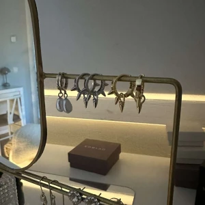 Edblad liknande örhängen - silver - Jättefina Edblad liknande örhängen av rostfritt stål💕 Finns även i guld på våran profil  149kr/par