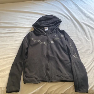 äkta Nike tech  - Knappt använd,den är köpt för 950 men säljer den för 450