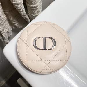 Dior bronzer, endast testar ett par gånger med ny borste. Säljer pga fel färg för mig! Nypris 620!