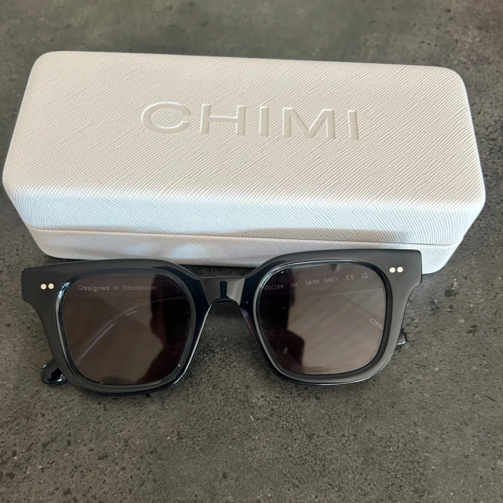 Ett par skitsnygga solglasögon från Chimi. Knappt använda därmed i mycket bra skick, säljes med orginalbox och tillbehör. Nypris ca 1000. Accessoarer.