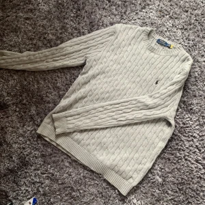 Polo Ralph lauren  - Hej! Säljer denna väldigt fina polo Ralph lauren cable-knit tröjan pga att jag sparar ihop till en moped. Väldigt fint skick (se bilder). Pris kan diskuteras vid snabb affär. Hör av er vid frågor! Mvh// Emil