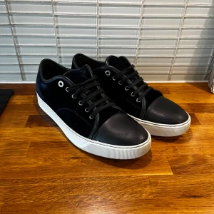 Lanvins - Tjena säljer nu ett par riktigt snygga lanvins i färgen Blå. Skorna är i ett väldigt bra skick och är i storlek 42/ uk 8 men skulle säga att dom passar större. Inget og medföljer. Hör av er vid minsta lilla fundering 😄