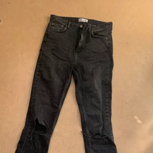 Zara jeans - Zara jeans med slits på sidan där nere och hål på knäna. Sitter bra på längden på mig som är 174. Säljer detta för det inte är min stil längre å därmed inte kommer till användning💕👍🏼