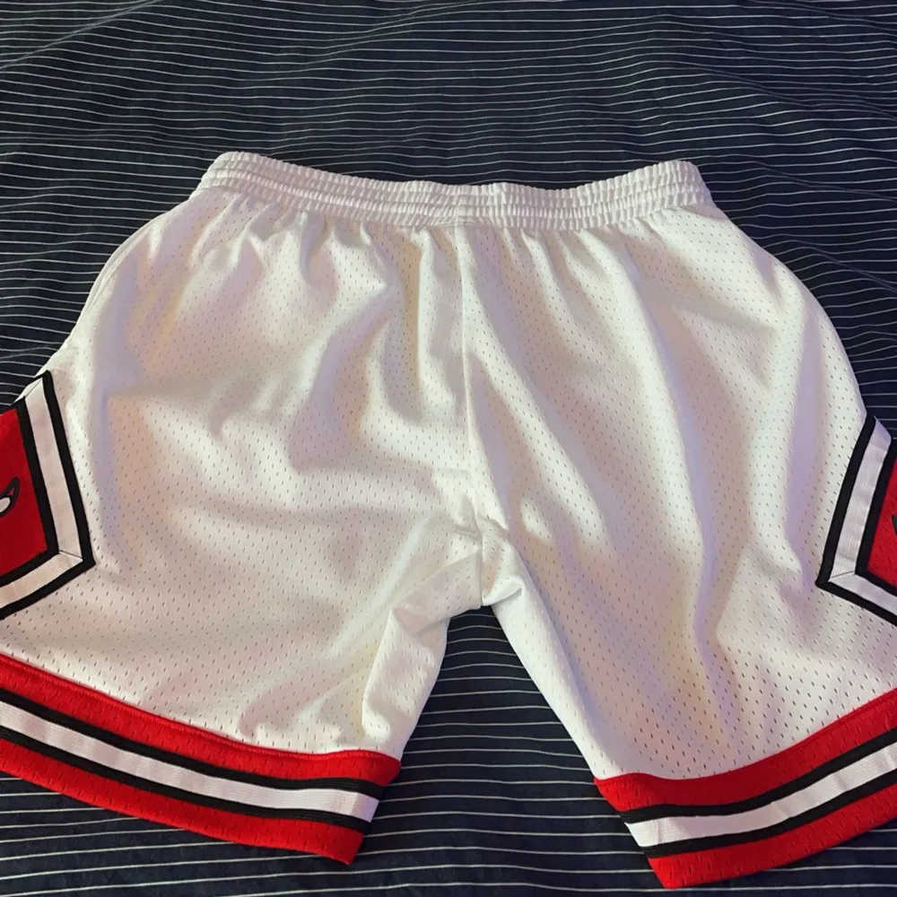 Säljer ett par basket shorts som jag också köpte på plick men tyvärr var för stora. Väldigt bra skick . Sportswear.