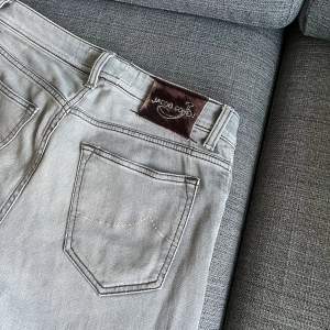 Säljer nu dessa asfeta jeans ifrån Jacob Cohën, modellen är 622 vilket är en slim modell och storleken är 32! Mycket bra skick, inga fläckar,hål eller liknande. Hör av dig vid funderingar/fler bilder!// Ville