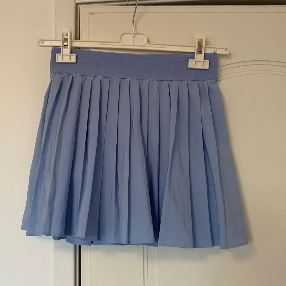 Fin blå kjol med shorts från Garage. Använd fåtal gånger. I väldigt fint skick. Kjolar.