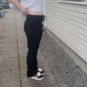 linnebyxor/tygbyxor - svarta linnebyxor/tygbyxor köpta från zara för ett par år sedan 💕 i ribbat material, perfekta till sommaren! 