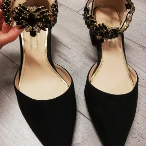 Damskor - Superfina damskor med stendetaljer. Storlek 36, helt nya. 