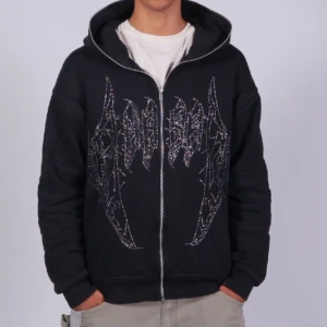 Rhinestone Hoodie - Rhinestone Hoodie med en dragkedja som kan dras up hela vägen upp till luvan.   Normal/Baggy passform  100% bomull med högkvalitativa rhinestone som har klarat av över 20 tvättar