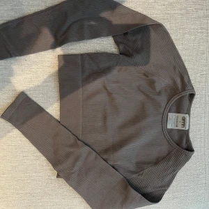 Träningstopp AIMN  - Träningstopp från AIMN, använd en gång. Fint skick, storlek M men passar S mer. 