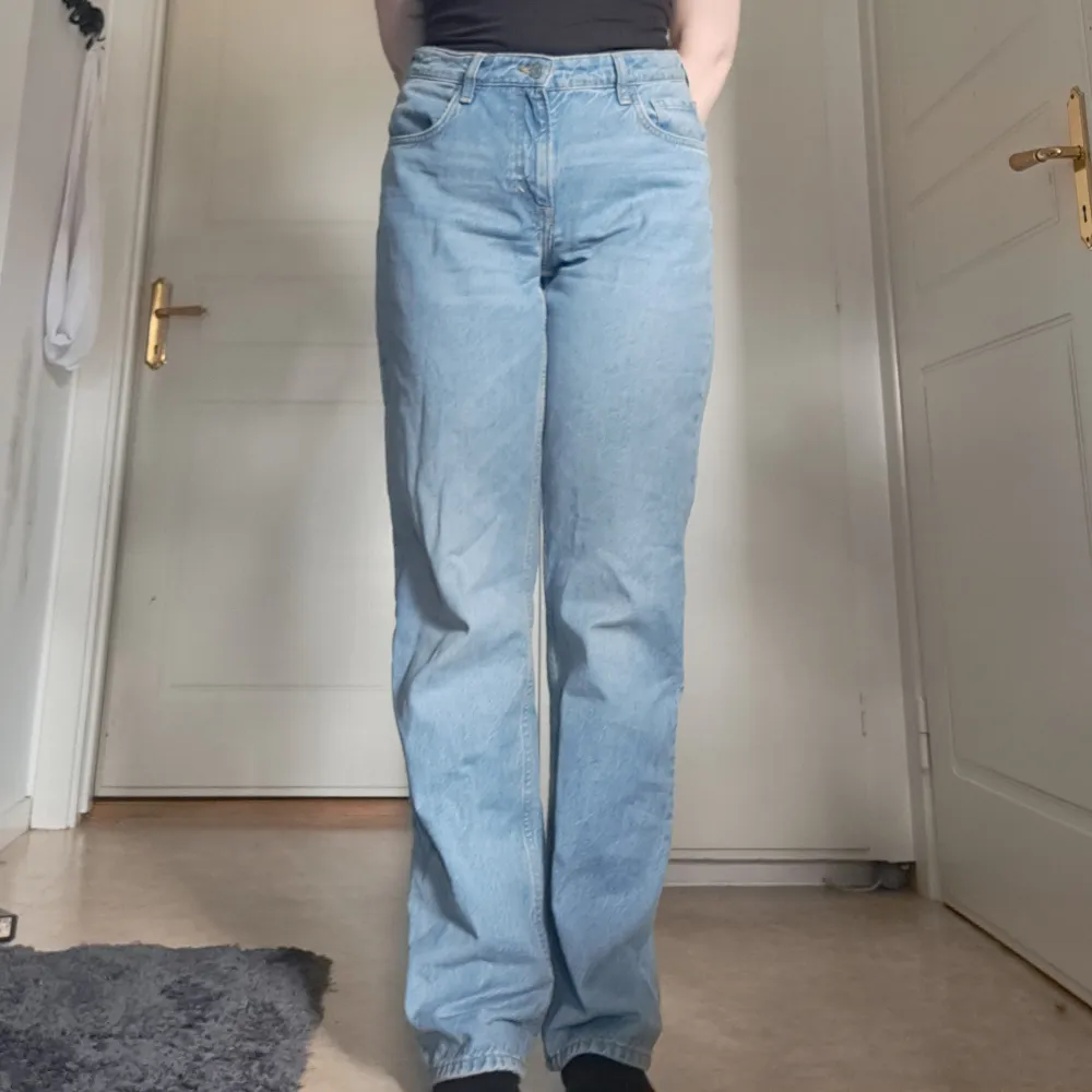 Ljusblå jeans i straight modell. Använda max ett par gånger och är i fint skick. . Jeans & Byxor.