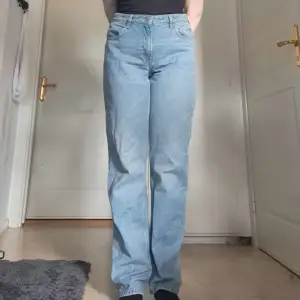 Ljusblå jeans i straight modell. Använda max ett par gånger och är i fint skick. 