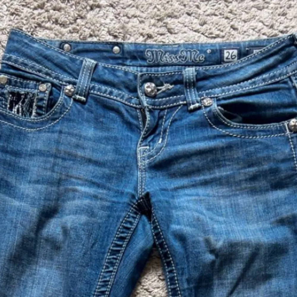 Säljer mina jätte coola miss me jeans som inte säljs längre! De är low waist bootcut💘köpt för 1000,  Midjan är 37 cm rakt över och innerbenslängd 79 cm, passar perfekt för mig som har S❤️. Jeans & Byxor.