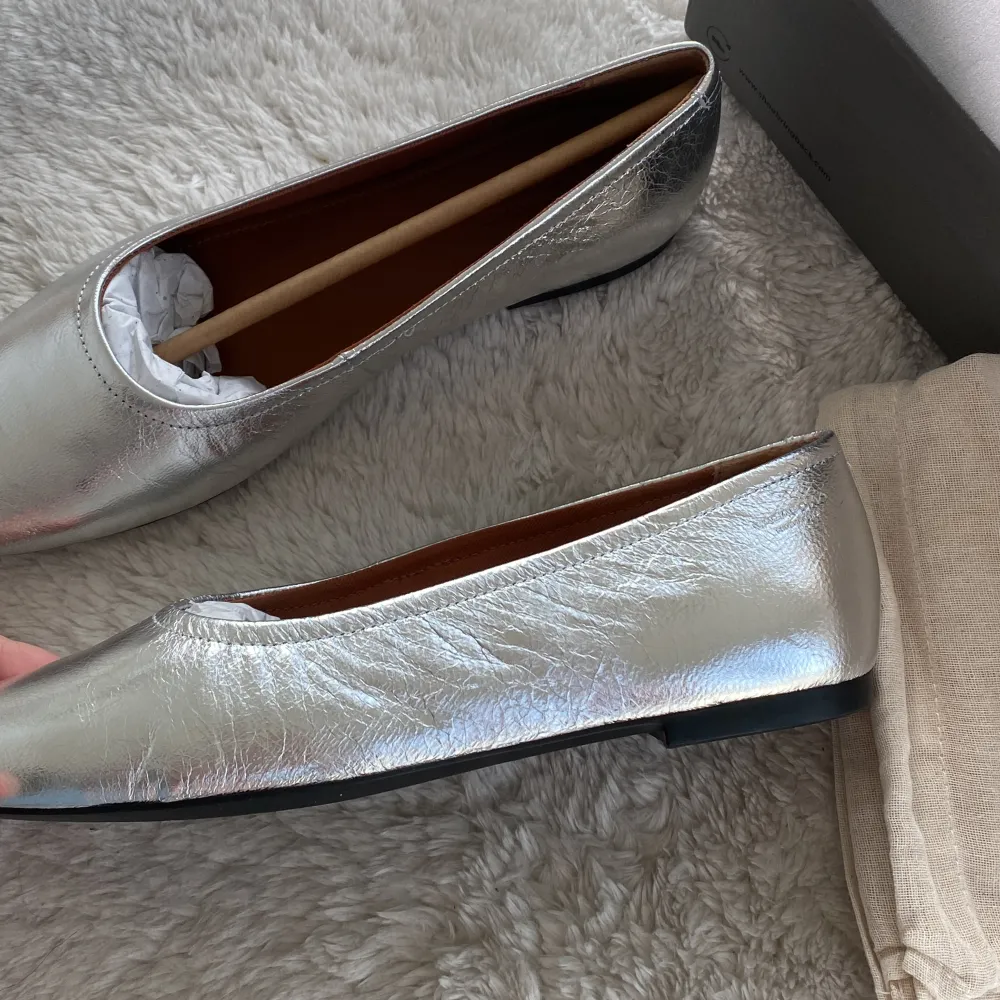 Helt ny Vagabond Silver ballerina skor som jag köpte förra månaden, men dom är tyvärr för stora för mig. ✨Dem är gjorda av riktigt läder ✨. Och på grund av att det har gått för lång tid så kan jag ej returnera dom🌸 Ny pris: 999kr . Skor.