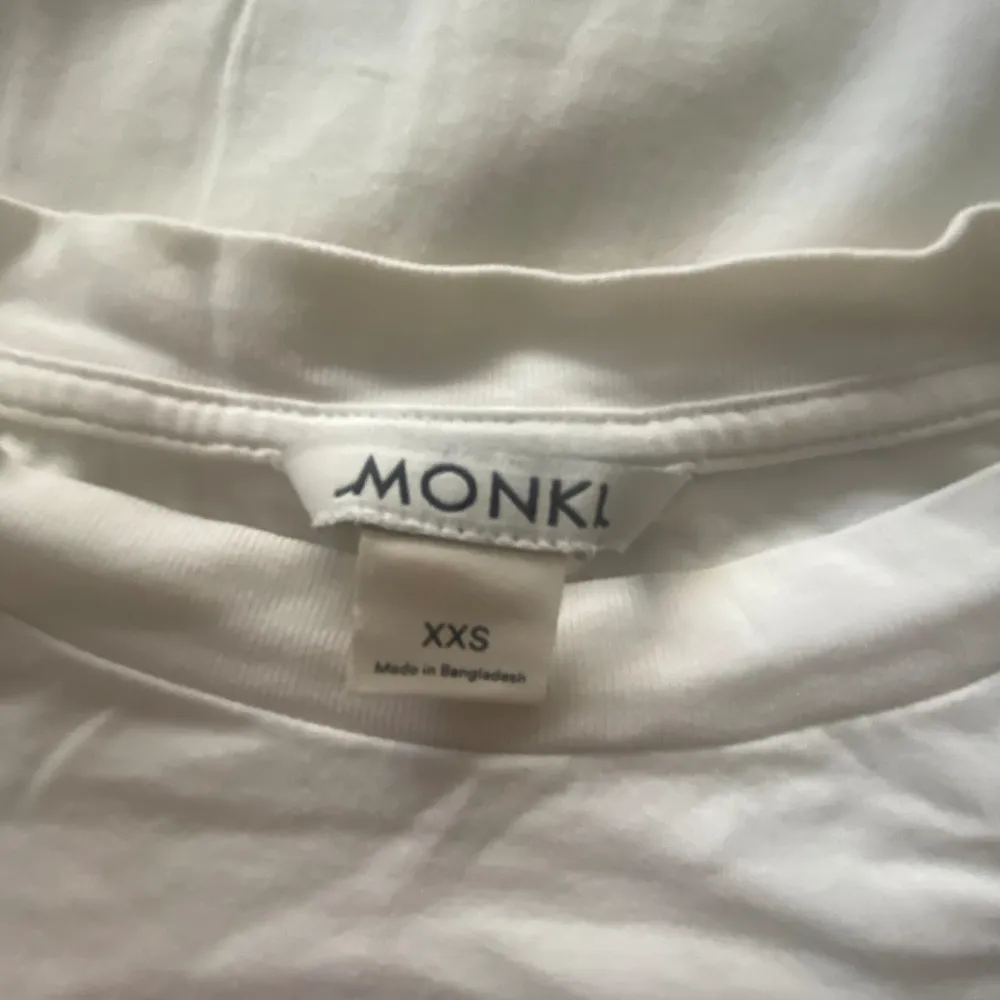 En vit t -shirt med ett tryck på. Köpt för något år sedan från Monki, använd några få gånger, ser ny ut. Säljer för den är för liten . T-shirts.