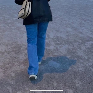 Bikbok jeans - Never denim byxor. Baggy jeans som är stora i storleken så W25 passar mig som är 27-28