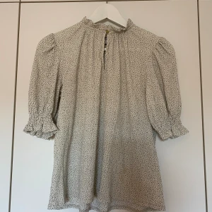 Kortärmad blus  - Kortärmad blus i storlek S, använd ett fåtal gånger