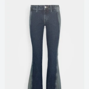 Jeans Lågmidjade  - Säljer mina weekday jeans som är helt slutsålda pågrund av att jag tröttnat på dem❤️❤️Priset går att förhandlas 