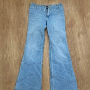 Vintage jeans från Gul&Blå utan bakfickor.  Midjemått rakt över: 38 cm   Innerbenslängd: 79/80 cm  Det är bara att skriva vid frågor? 💕
