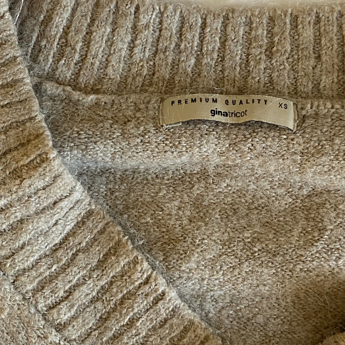 V-ringad stickad tröja  - 93