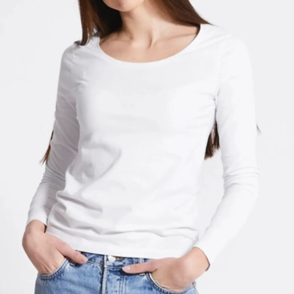 Säljer min urringade vita tröja. Har aldrig kommit till användning på grund av att den är för liten.🫶🏼. Tröjor & Koftor.