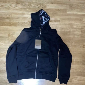 Burbbery kofta  - En svart burbbery kofta stilig snygg matchar jätte bra inga problem alls